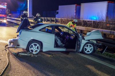A81 / Moeglingen: PKW schleudert alleinbeteiligt in die rechte Leitplanke und anschliessend in die Mittelleitplanke - 3 Verletzte